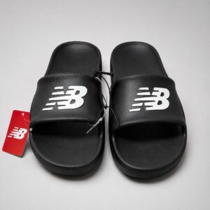 Sandalias New Balance negras con logotipo blanco